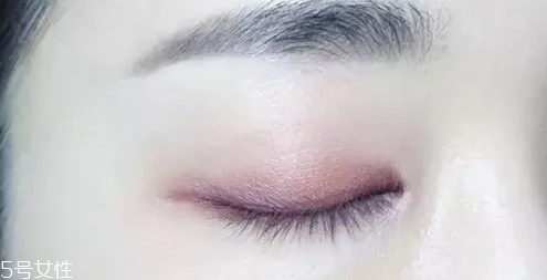 紫色眼影配什么口紅？配少女粉堪稱完美