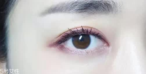 紫色眼影配什么口紅？配少女粉堪稱完美