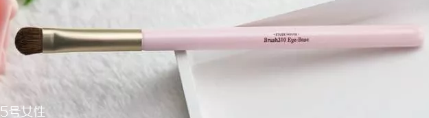 眼影用手還是刷子？兩種工具詳細用法