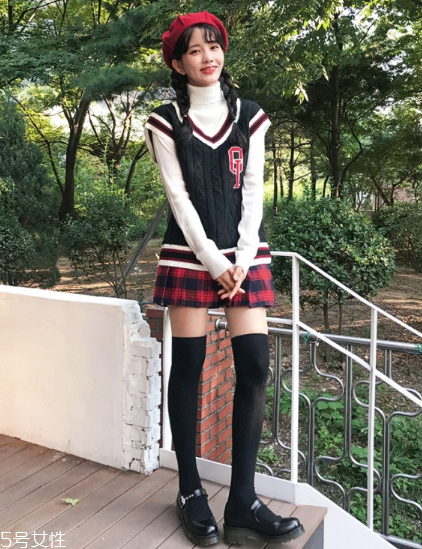 格子百褶裙配什么上衣？美翻整個春夏