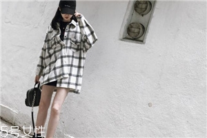 襯衫里面要穿衣服嗎？要看襯衫的面料顏色