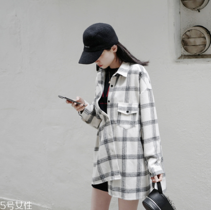 襯衫里面可以穿t恤嗎？淺色t恤可以穿