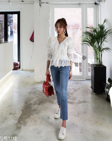 白色蕾絲上衣怎么搭配？女人味盡顯