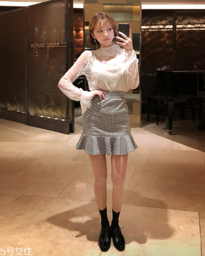 白色蕾絲上衣怎么搭配？女人味盡顯