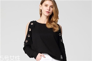 露肩上衣怎么搭配？屬于春天的小性感