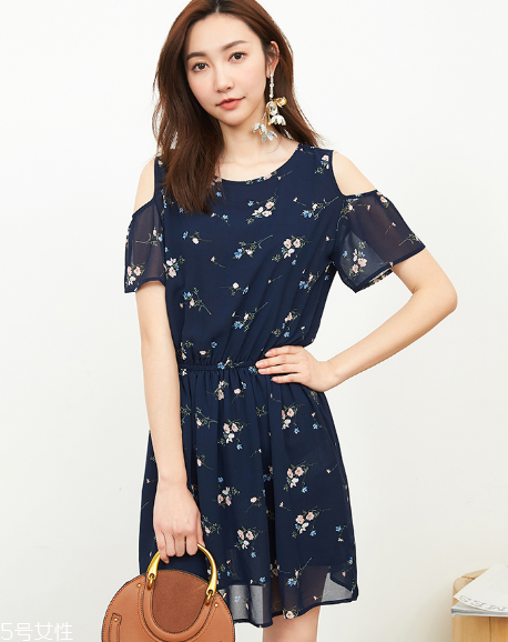 露肩上衣怎么搭配？屬于春天的小性感