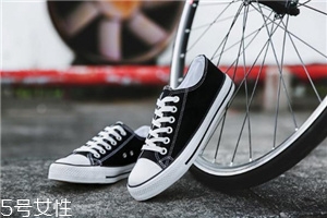 帆布鞋可以水洗嗎？帆布鞋應(yīng)該這樣洗