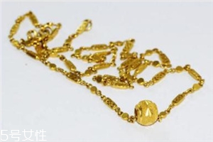 泡溫泉可以戴金項(xiàng)鏈嗎？泡溫泉最好別佩戴飾品