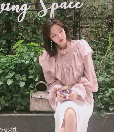 荷葉邊上衣怎么搭配？少女路線必備款