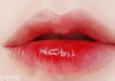 春天適合什么唇妝？4款簡單易上手的撩動唇色