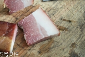 煙熏臘肉是熟的嗎？是生肉腌制的