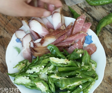 煙熏臘肉是熟的嗎？是生肉腌制的