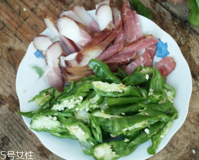 煙熏臘肉是熟的嗎？是生肉腌制的