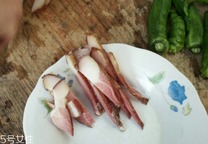 煙熏臘肉是熟的嗎？是生肉腌制的