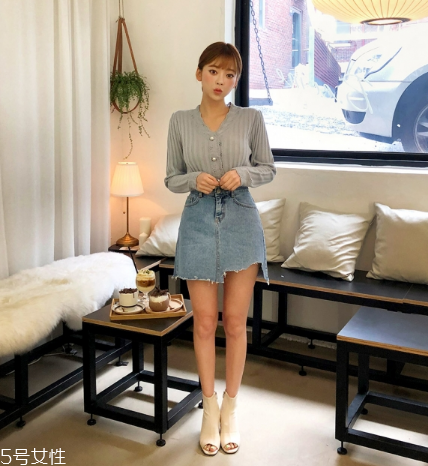 牛仔裙配什么上衣？最經(jīng)典的時(shí)尚穿搭