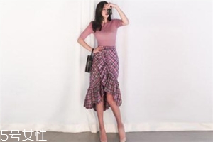格子裙搭配什么上衣？俏皮少女范兒