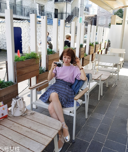 格子裙搭配什么上衣？俏皮少女范兒