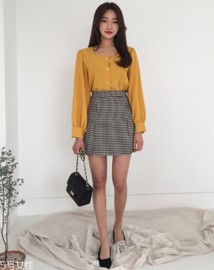 格子裙搭配什么上衣？俏皮少女范兒