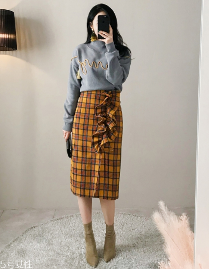 格子裙搭配什么上衣？俏皮少女范兒