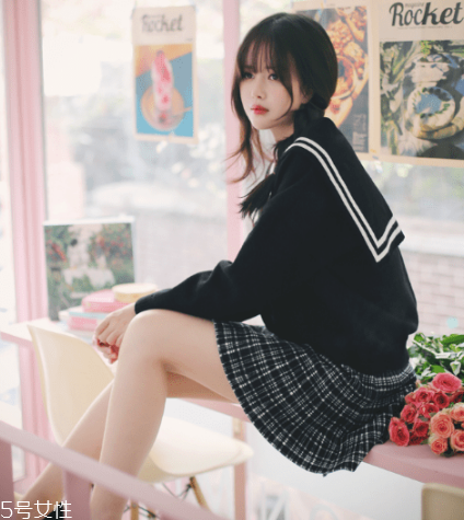 格子裙搭配什么上衣？俏皮少女范兒