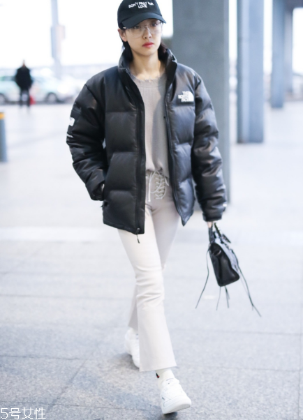 白褲子怎么搭配衣服好看？跟著明星學(xué)穿搭