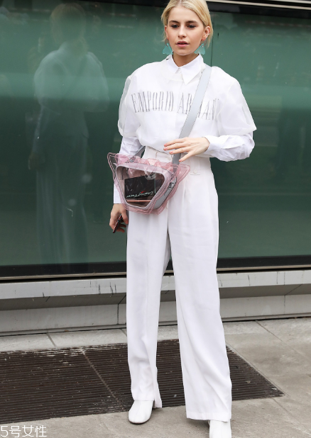 白褲子怎么搭配衣服好看？跟著明星學(xué)穿搭