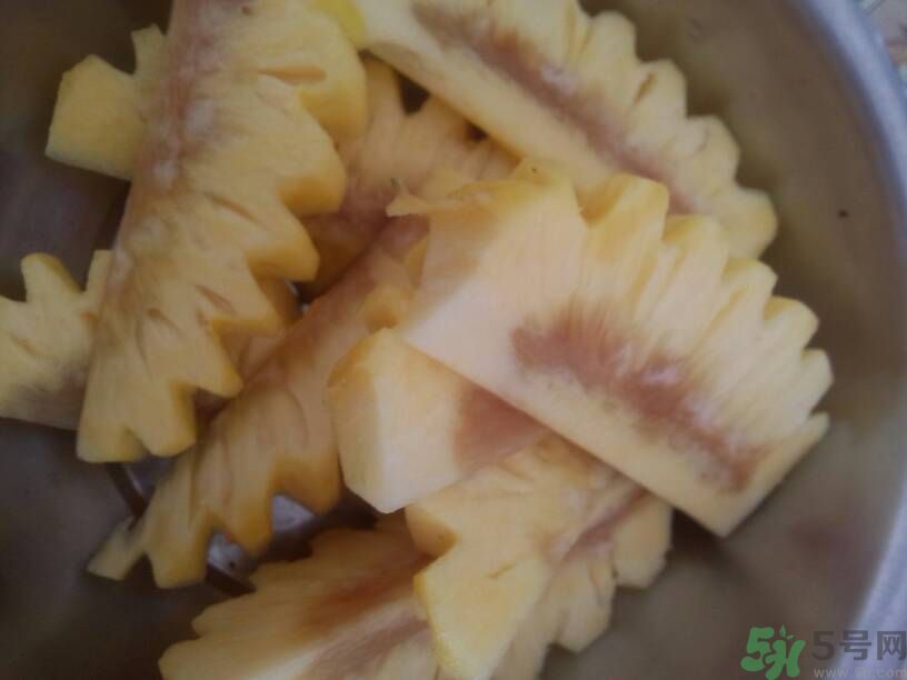 菠蘿里面發(fā)黑能吃嗎？切開菠蘿里面是黑色的怎么回事？