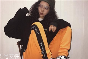 運動褲為什么洗了發(fā)紅？運動褲清洗方法要得當