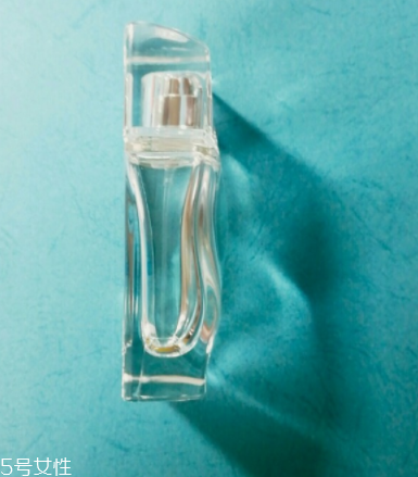 水生調(diào)聞起來像什么？讓人想起大海的香水