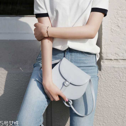 aiou是什么牌子？極簡(jiǎn)風(fēng)個(gè)性包袋