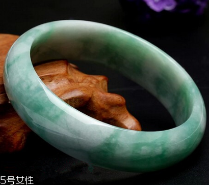 玉手鐲有裂紋還能戴嗎？玉石專家告訴你答案