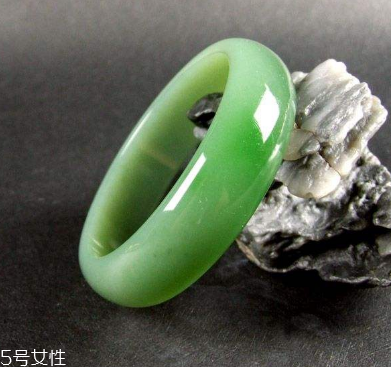 玉手鐲取不下來(lái)怎么辦？小妙招輕松取下玉手鐲