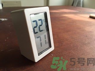 家里地板返潮怎么辦？墻上流水是怎么回事？