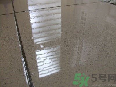 家里地板返潮怎么辦？墻上流水是怎么回事？