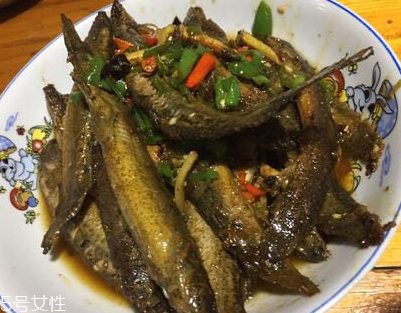 泥鰍會吃小魚嗎？這個是不會的