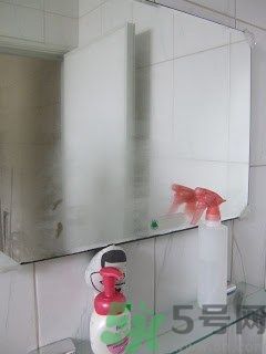 家里地板返潮怎么辦？墻上流水是怎么回事？