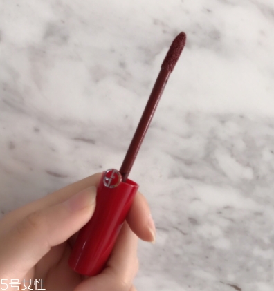 阿瑪尼紅管唇釉200是什么顏色？阿瑪尼紅管200唇部試色
