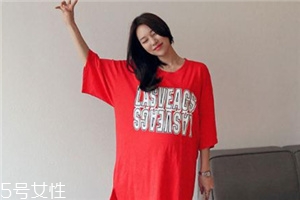 紅色t恤衫配什么褲子？紅色t恤這樣搭配褲子