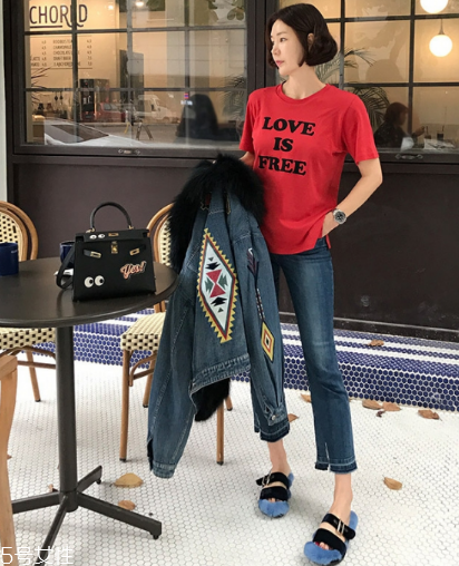 紅色t恤衫配什么褲子？紅色t恤這樣搭配褲子