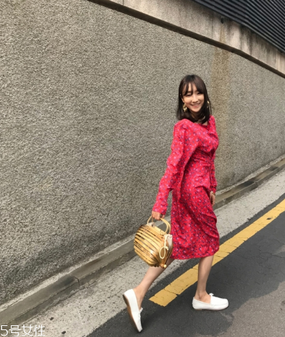 紅色連衣裙配什么鞋子好看？紅色連衣裙搭配鞋子示范