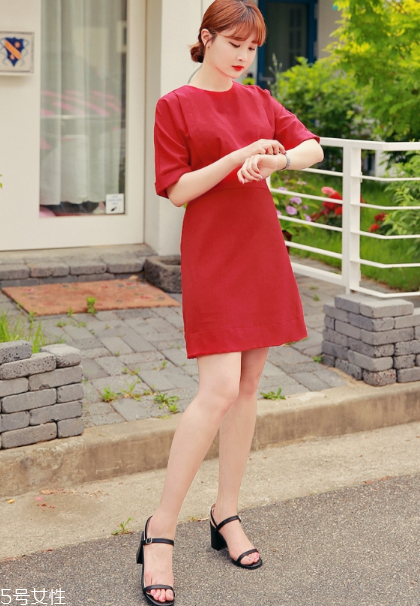紅色連衣裙配什么鞋子好看？紅色連衣裙搭配鞋子示范