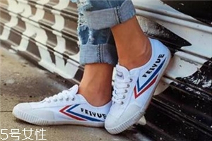 小白鞋前面擠腳怎么辦？小白鞋前面擠腳解決方法