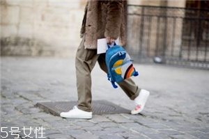小白鞋為什么會(huì)發(fā)黃？小白鞋變黃的原因