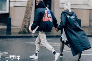小白鞋染了黑色怎么辦？小白鞋染了黑色清洗方法