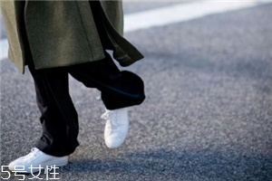 小白鞋有折痕怎么辦？小白鞋上的折痕消除方法