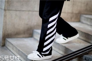 小白鞋有點(diǎn)頂腳怎么辦？小白鞋頂腳的解決方案