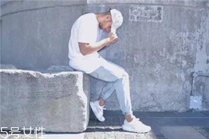小白鞋要穿襪子嗎？穿小白鞋用不用穿襪子
