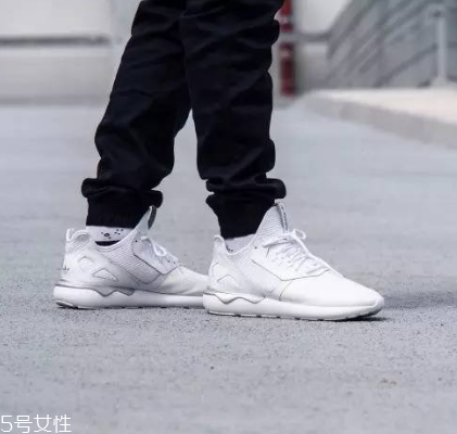 小白鞋上有膠怎么去除？小白鞋上的膠去除方法