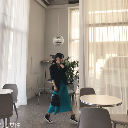無(wú)袖連衣裙怎么搭配外套？無(wú)袖連衣裙搭配圖片
