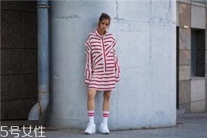 小白鞋沾墨水了怎么辦？小白鞋上的墨水去除方法